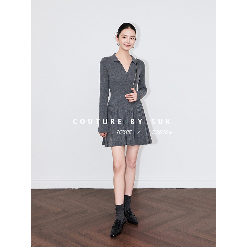 SUK 气质加分项！羊毛混纺时髦poloV领重工百褶针织长袖连衣裙女