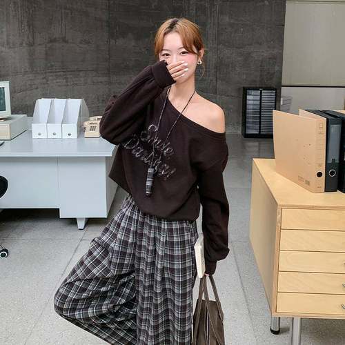 色复古字母印D034-689花露肩恤套女装2025秋T季设计咖感格纹阔腿