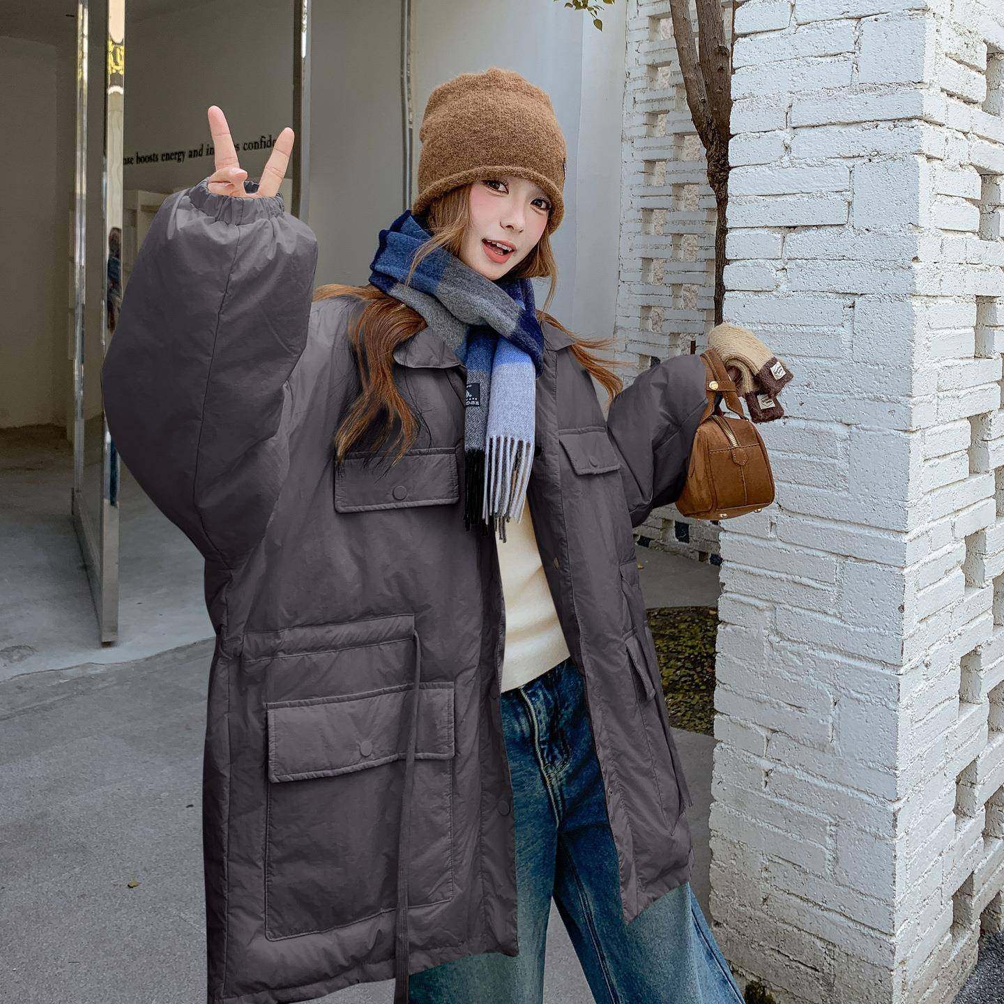 高瘦气质设计翻领羽绒服2025冬季新款米白色感显流行级感b202-563