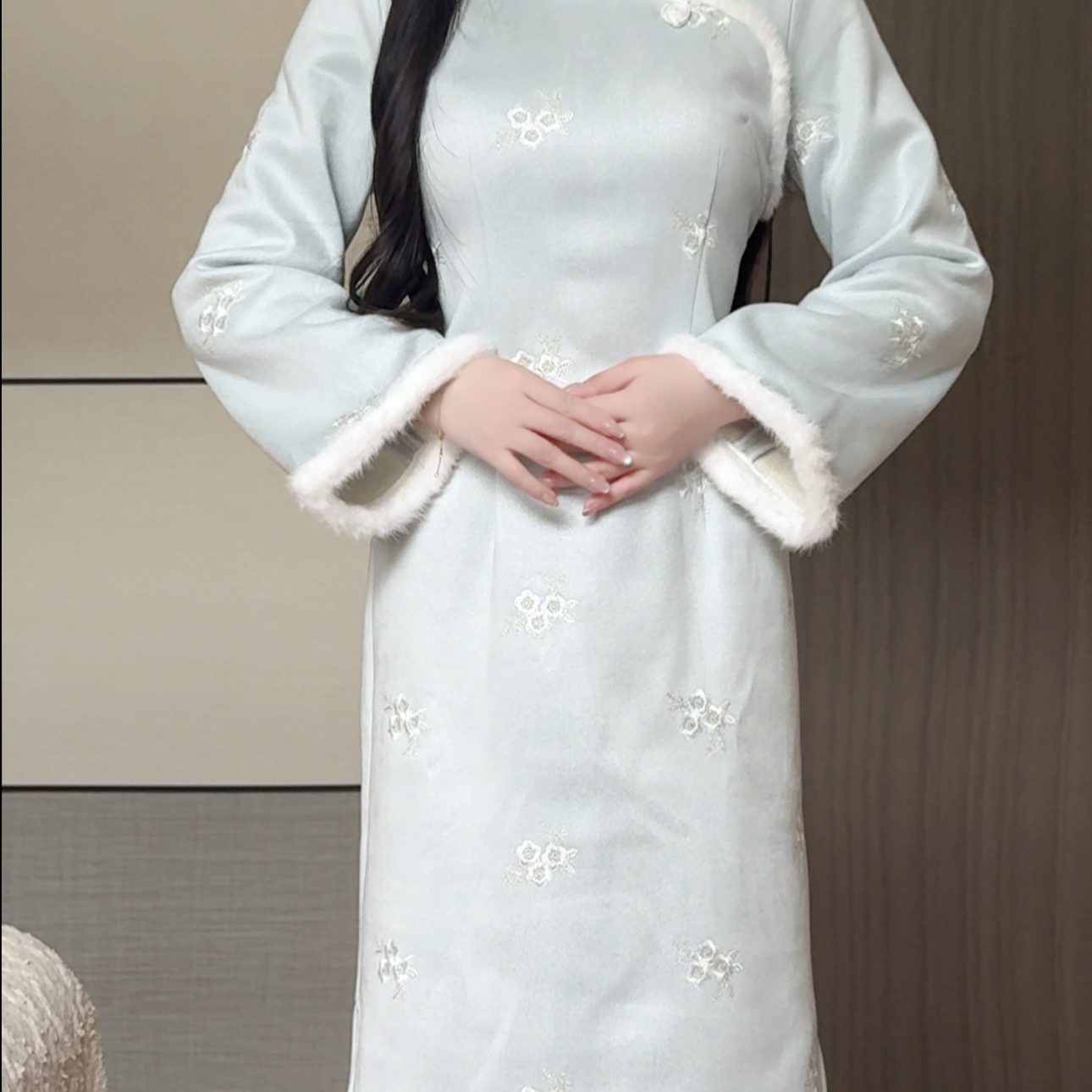 抹茶麻薯2025冬新款蓝色素雅新中式绣花毛绒领旗袍加绒保暖年轻款