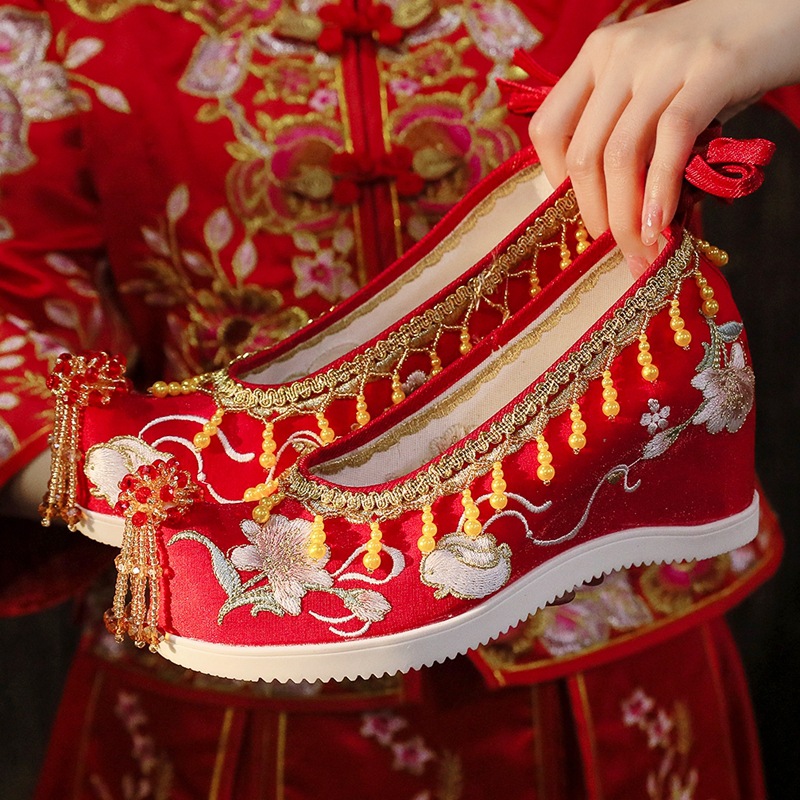 古装红色中式婚鞋秀禾布鞋绣花鞋