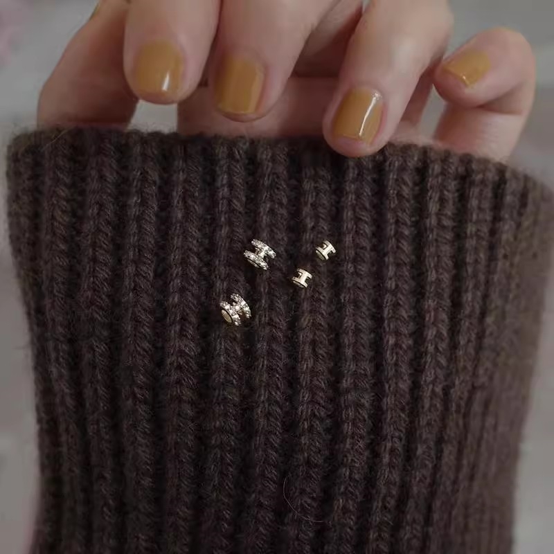 爱都爱了 925纯银镀14k金隐形光面字母h立体满钻耳钉精致简单女