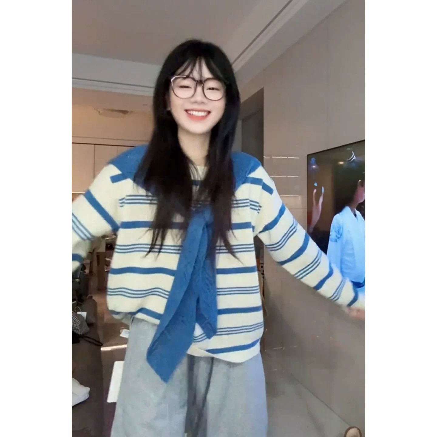 蓝色条纹披肩卷边毛衣女2026秋冬季新款学院风针织衫外搭叠穿上衣
