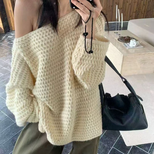 圆领慵懒风秋冬针织毛衣女宽松百搭设计感奶白色斜肩露肩长袖上衣