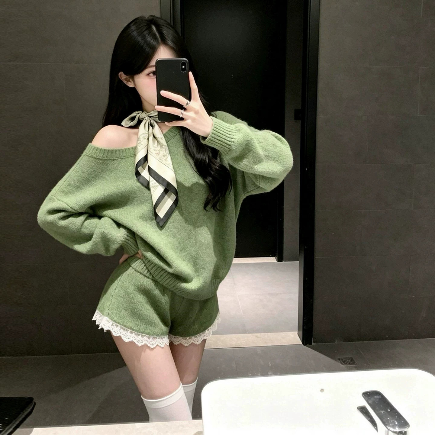 绿色慵懒风蕾丝拼接气质斜肩套头毛衣高腰短裤女秋季显瘦两件套装