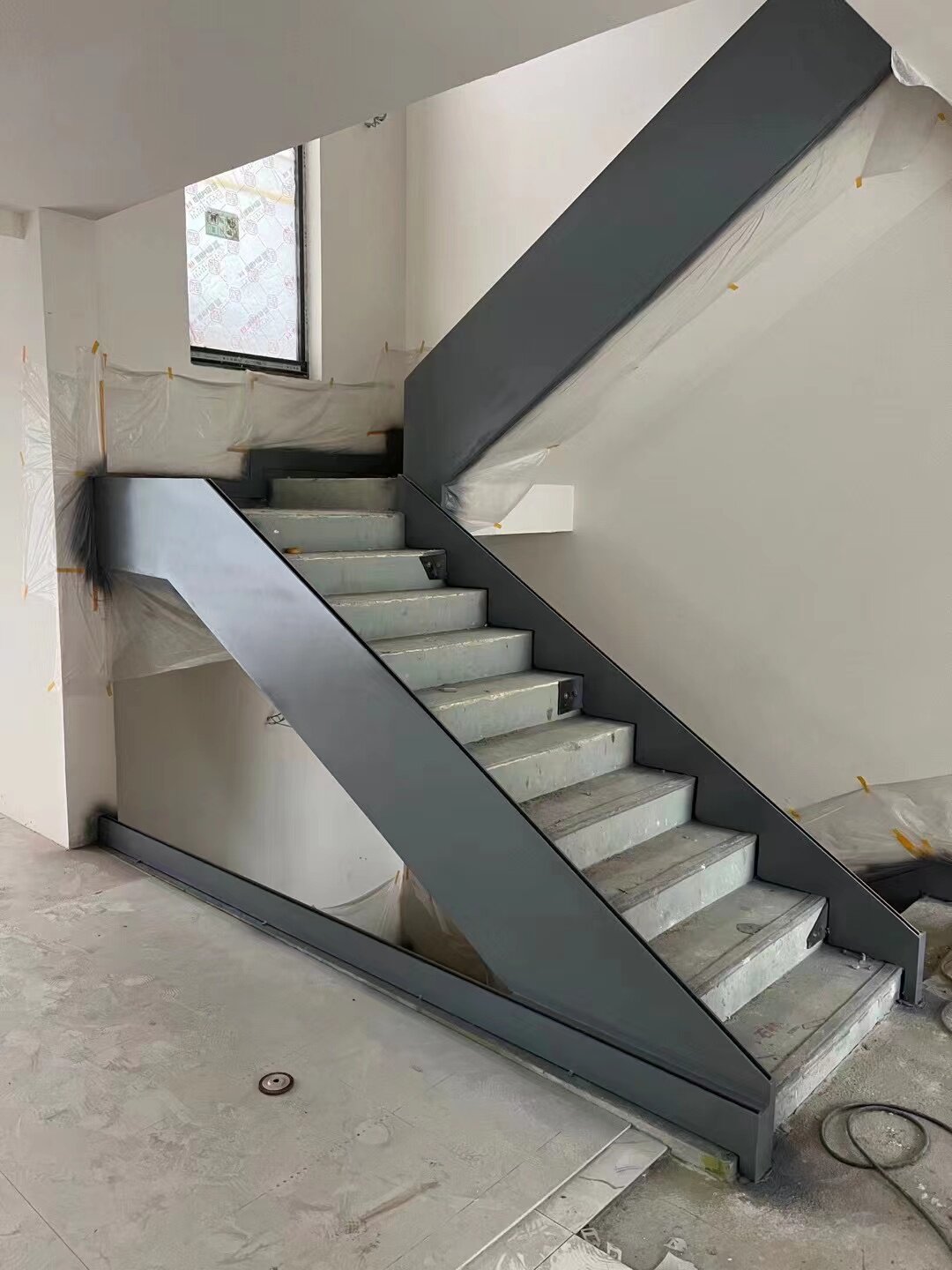 现代玻璃楼梯扶手侧挂钢板槽钢化玻璃护栏别墅楼梯扶手护栏极简