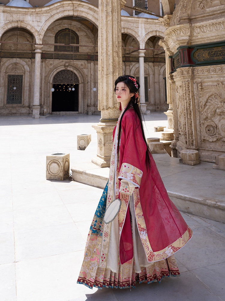 열세 유 카다몬 [JIN ZHI SI HAI] 멜빵과 말 얼굴 스커트가 달린 금색 자수 풀 에지 로브 가운 여성용 HANFU