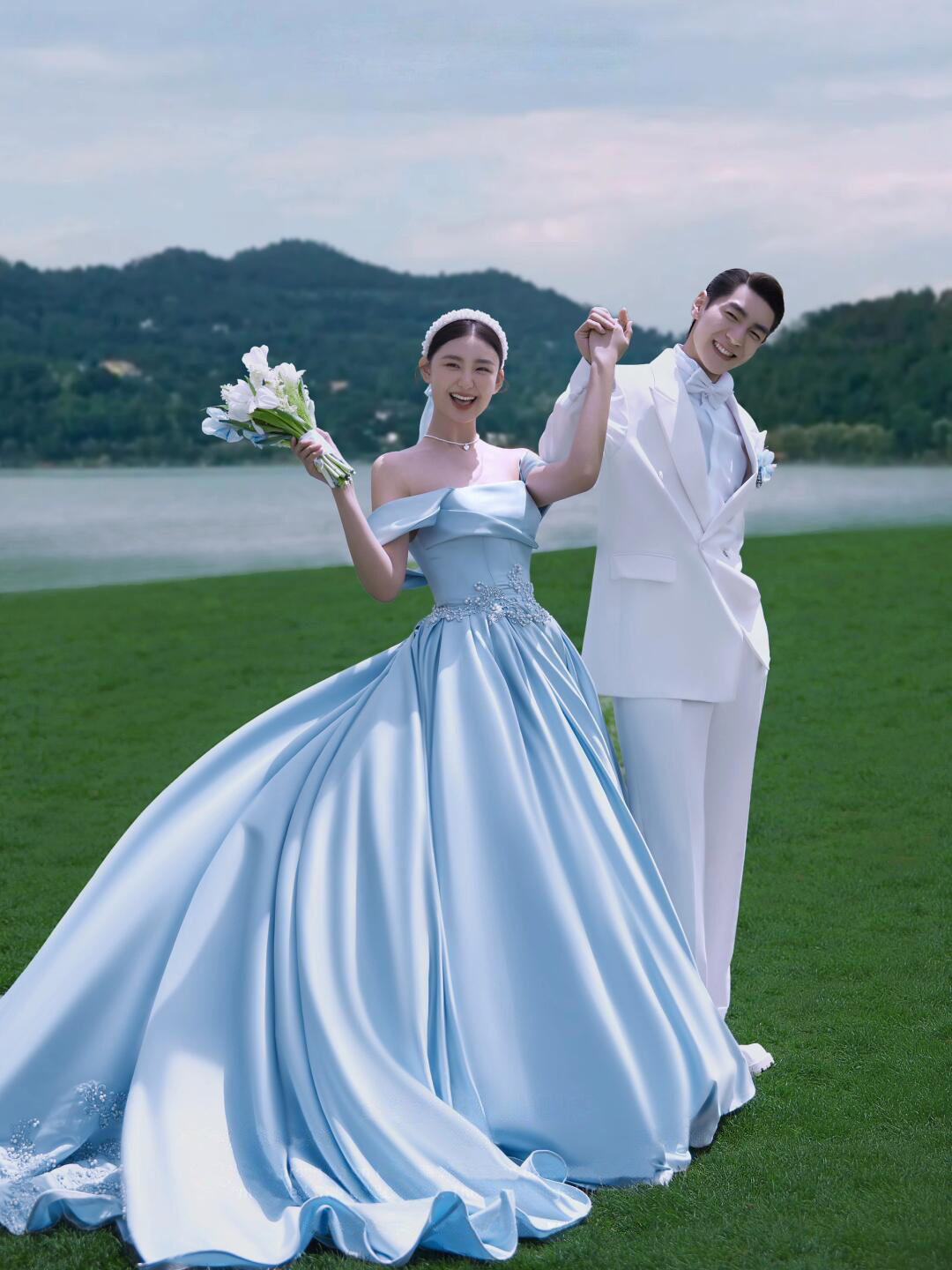 影楼主题婚纱新款展会户外蓝色森系草坪泡泡袖情侣摄影拍照礼服