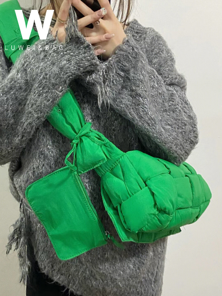 秋冬款手工编织枕头包尼龙包包女2024新款羽绒包绿色棉服包斜挎包