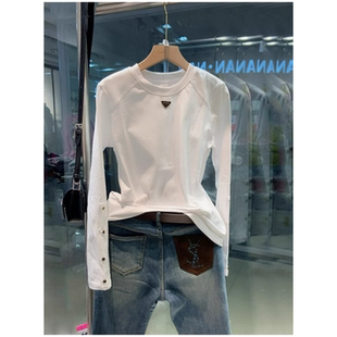 欧洲站2026早春新款三角标打底衫女时尚洋气修身显瘦长袖T恤上衣