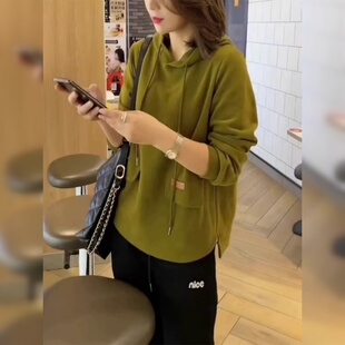 绿色休闲连帽卫衣女春秋季 宽松洋气中老年妈妈遮肚上衣 2026年新款