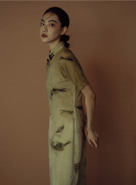 蛮丽楼 | 弥 一片式全开襟长旗袍新中式 pavo muticus