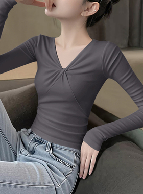 烟灰色V领扭结长袖T恤女正肩设计感辣妹2025秋冬新款内搭修身上衣
