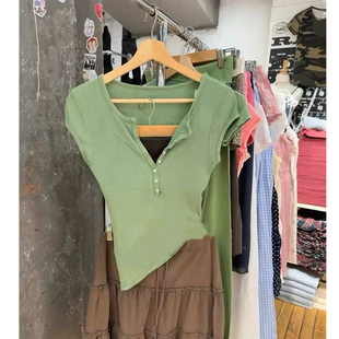 Brandy bm绿色圆领短袖T恤女纽扣修身百搭显瘦少女感上衣