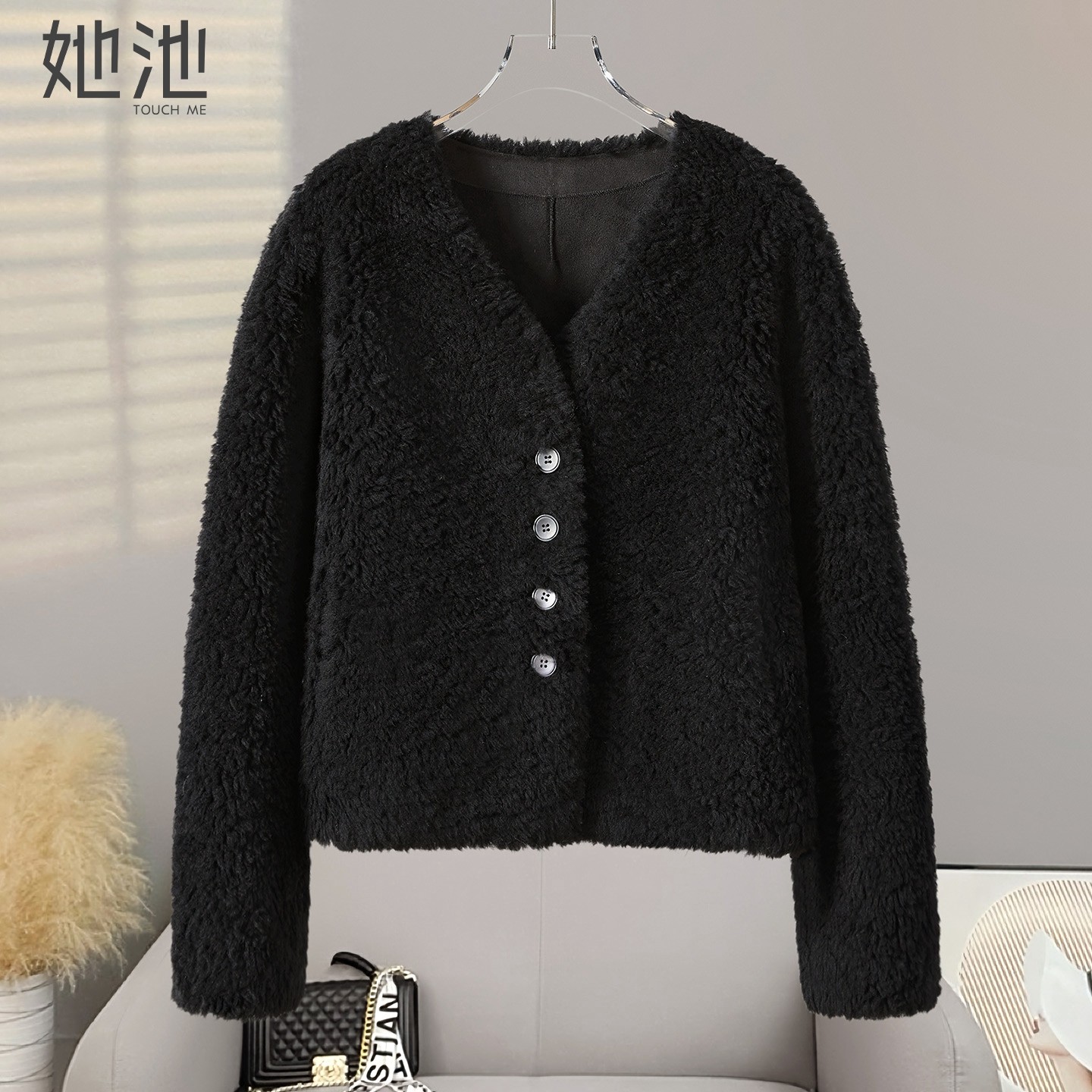 她池宽松款外套2025冬装新款女装慵懒风绵羊毛V领单排扣短款上衣