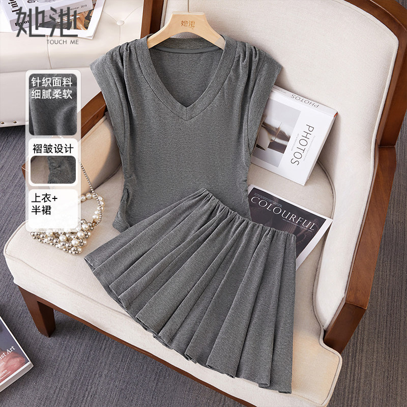 她池时尚套装2026夏装新款女装V领T恤搭百褶短裙通勤简约两件套
