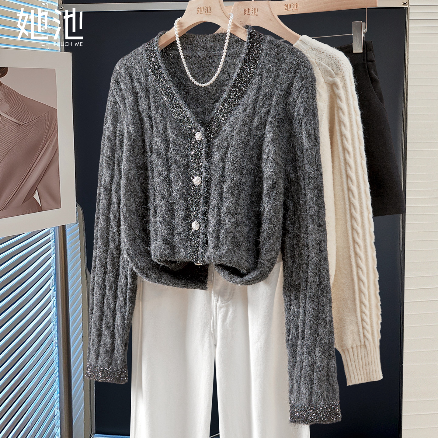 她池宽松款V领单排扣短款针织衫