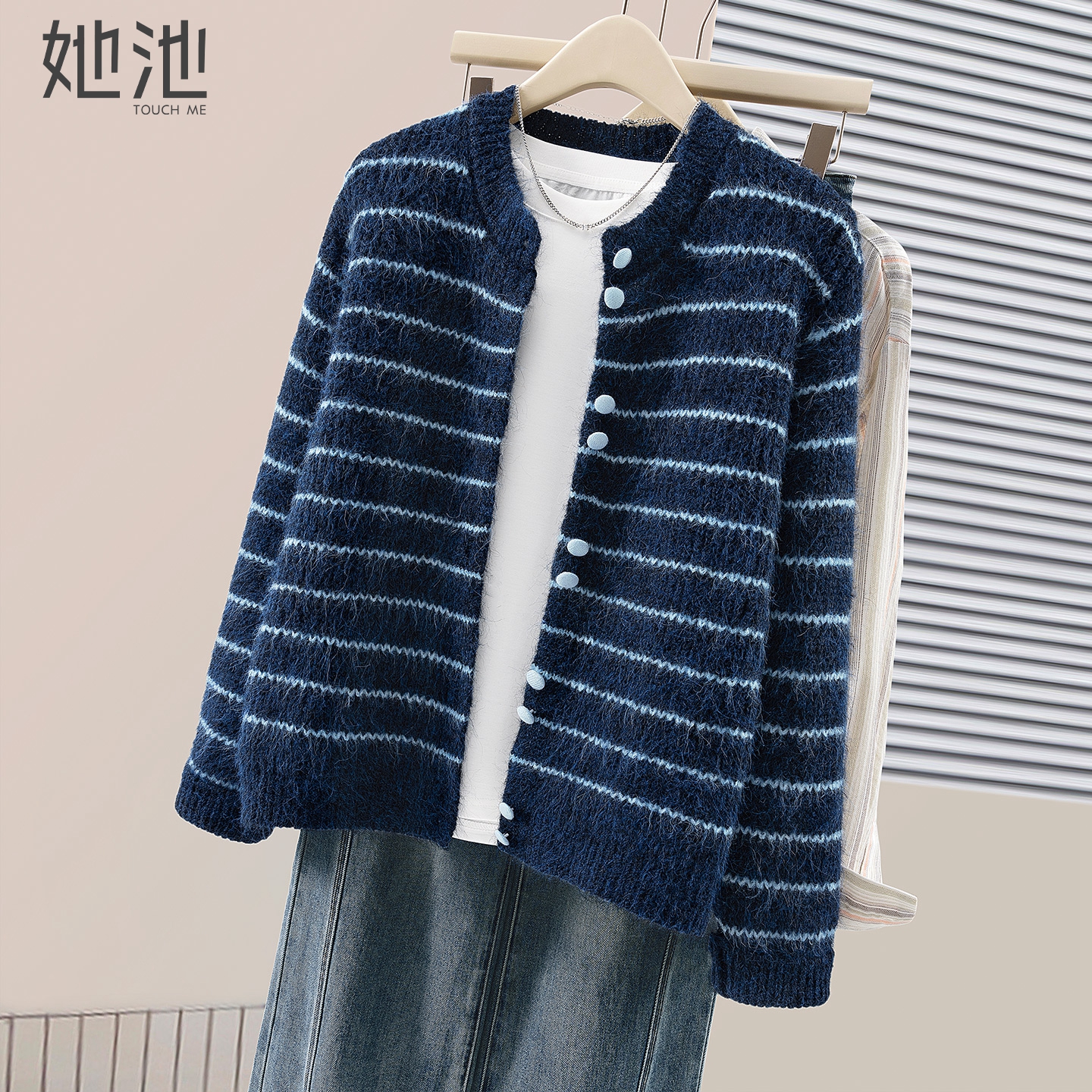 她池圆领宽松款条纹长袖针织衫