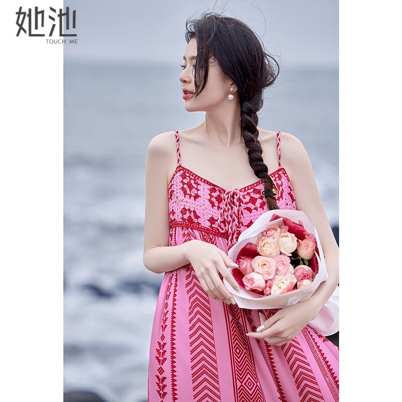 她池度假风长款吊带印花连衣裙