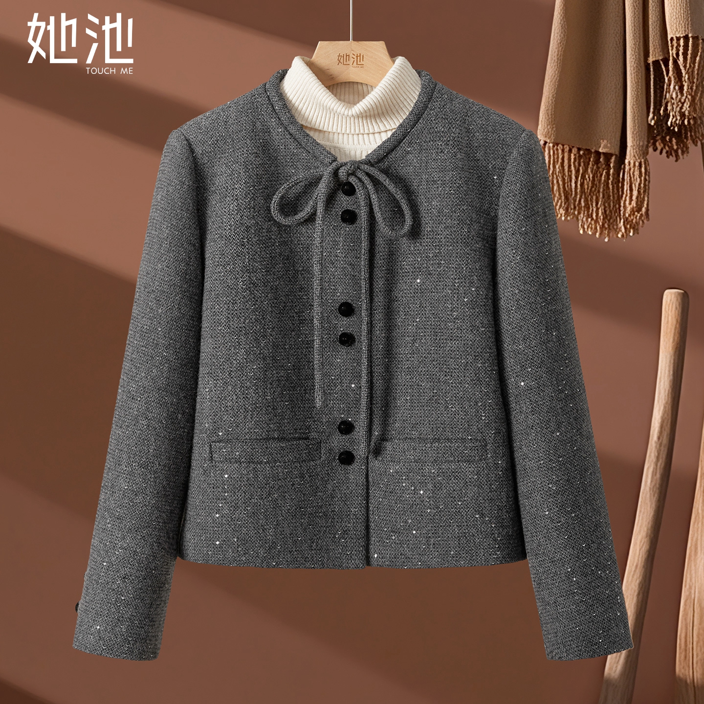 她池短款单排扣圆领小香风外套