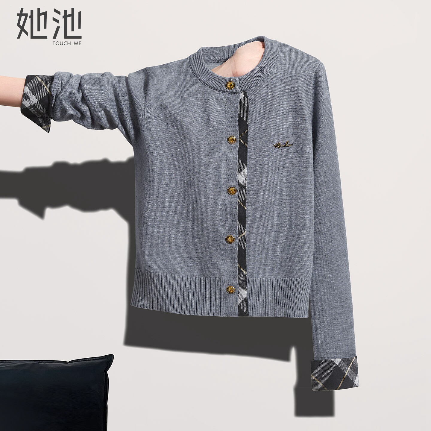 她池圆领针织衫2026春装新款女装简约修身显瘦格纹拼接长袖上衣