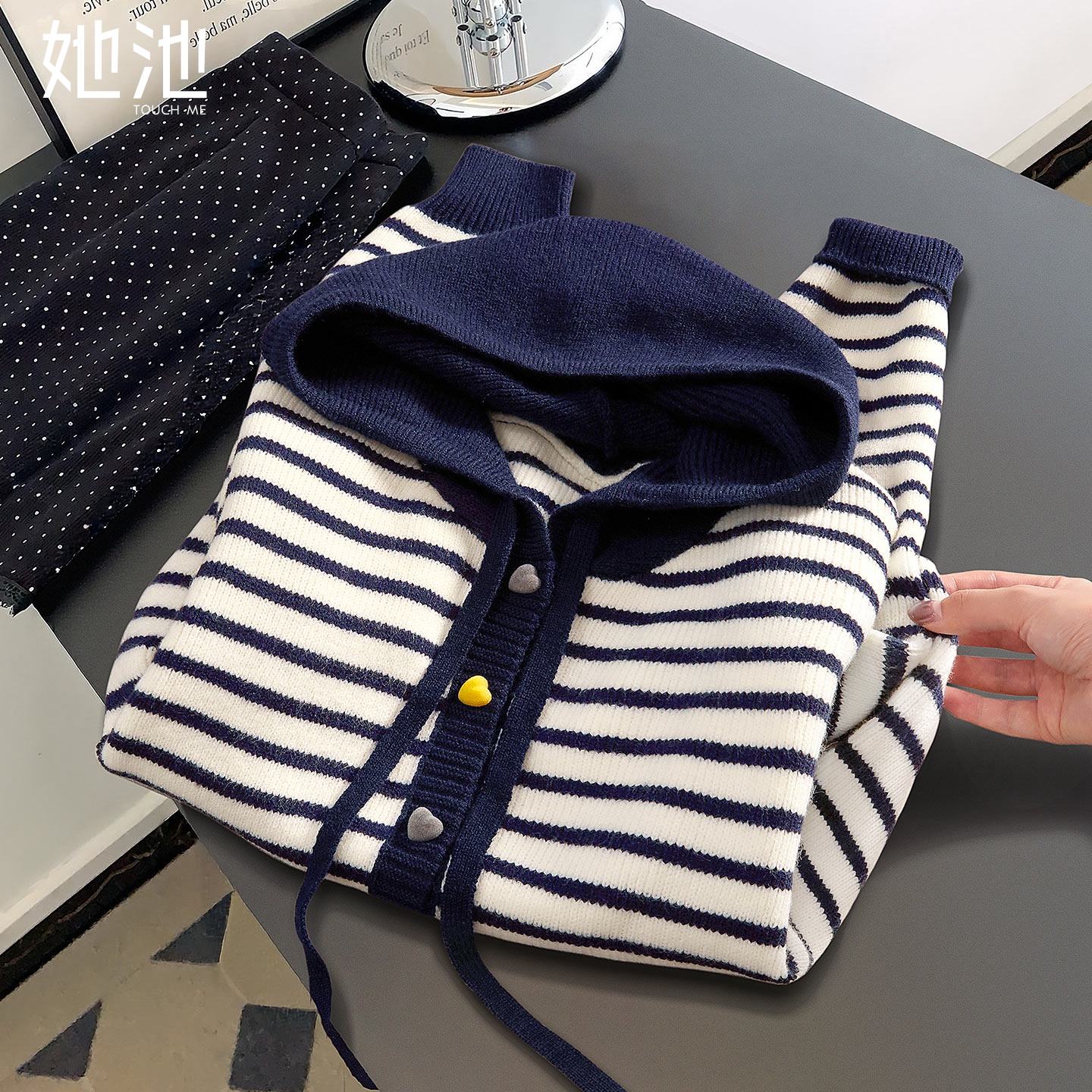 她池宽松款撞色条纹单排扣针织衫