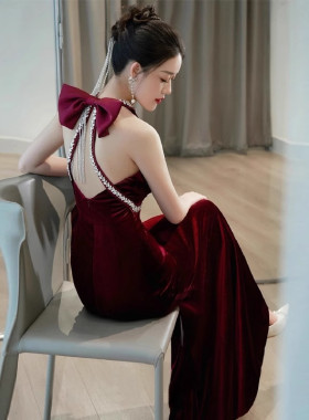 敬酒服新娘订婚礼服高端轻奢小众气质名媛红色鱼尾丝绒挂脖连衣裙