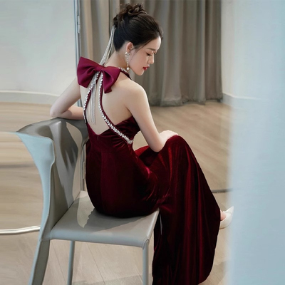 敬酒服新娘订婚礼服高端轻奢小众气质名媛红色鱼尾丝绒挂脖连衣裙