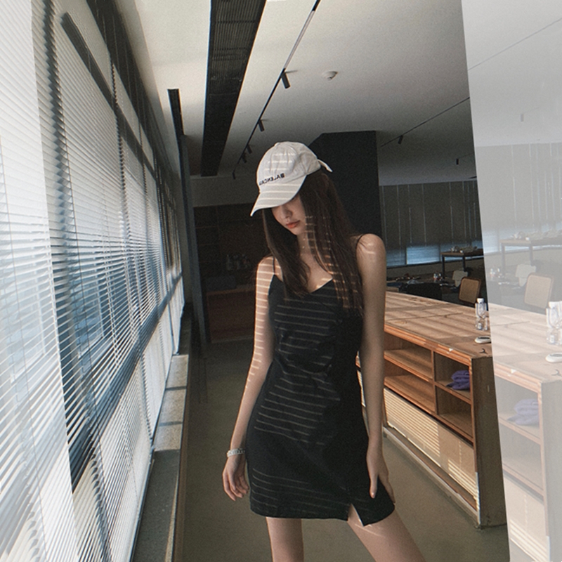 a字小黑裙女夏吊带裙设计感小众性感短款小个子V领黑色吊带连衣裙