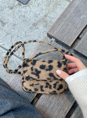 韩国毛毛绒小众设计25年秋冬新款毛呢豹纹翻盖单肩斜挎小方包