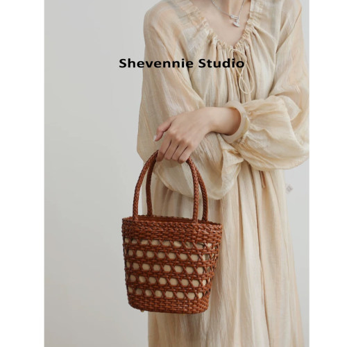 Shevennie牛皮手工编织水桶包