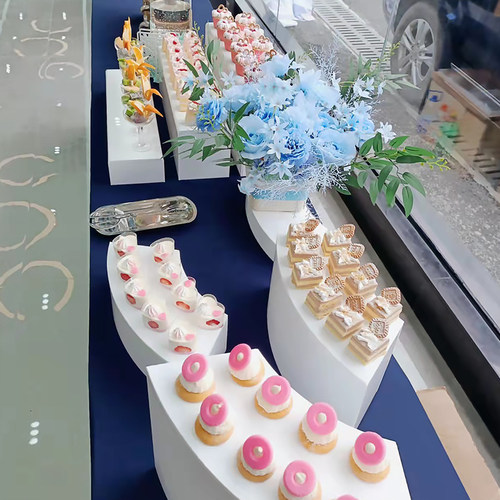 是亚克力弧形多层茶歇台展示架