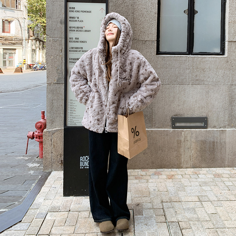 灰色短款连帽羊羔毛外套女秋冬超火好看高级小众加绒加厚棉服夹克,女装皮草,Yologo