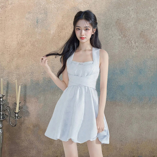 设计感小众纯色背带连衣裙女夏季2024新款露背蓬蓬公主花苞长短裙