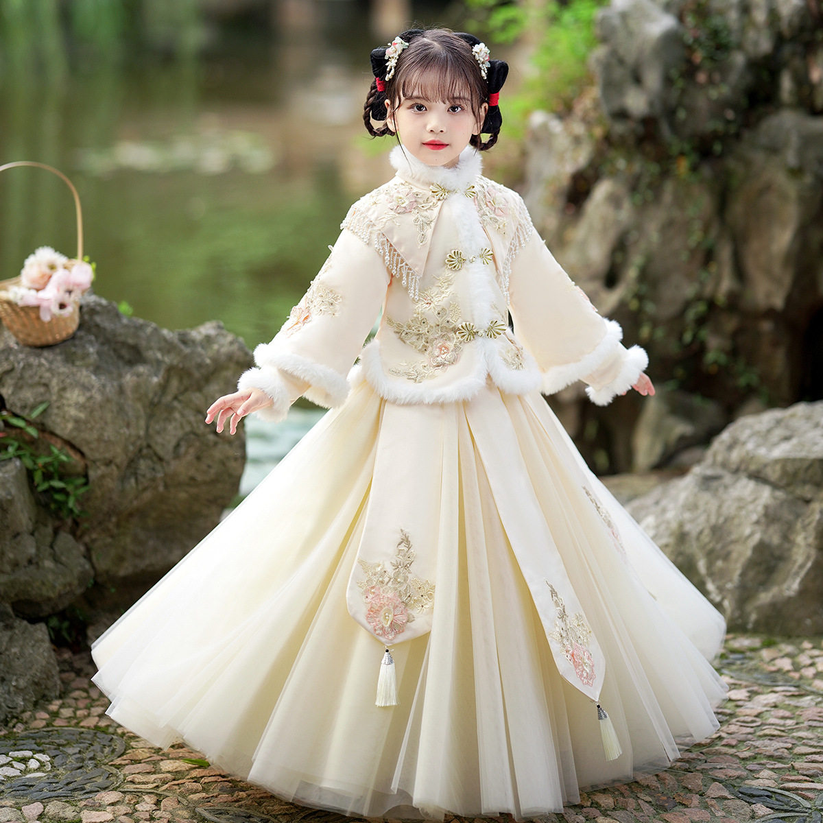 小女孩冬季汉服套装拜年服