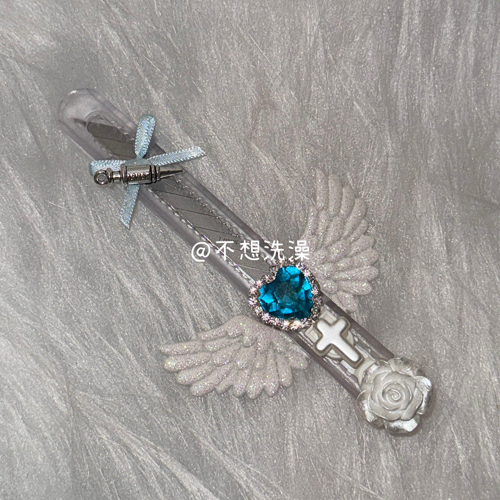 不想洗澡爱心闪钻天使翅膀美工刀图片