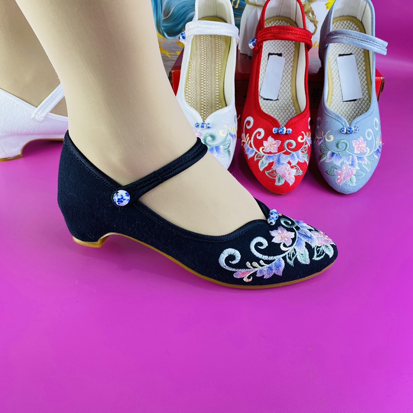 尖头粗跟绣花鞋广场舞粗跟民族风