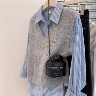 蓝色条纹衬衫女春季小个子背心上衣配灰色针织马甲学院风叠穿套装