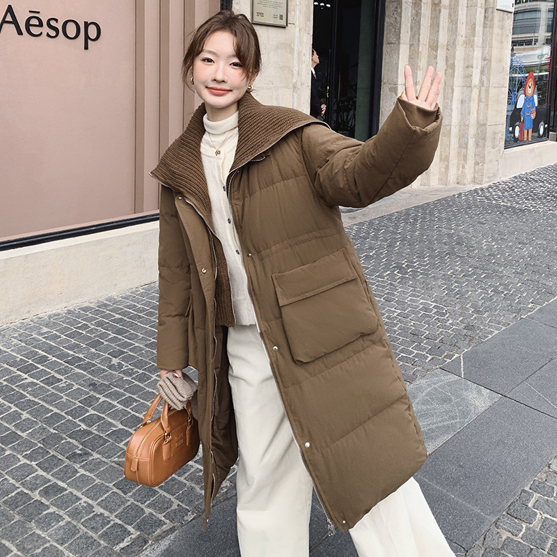 美拉德咖色针织娃娃领中长款羽绒服女冬高级感炸街加厚白鸭绒外套,女装羽绒服,依依服饰