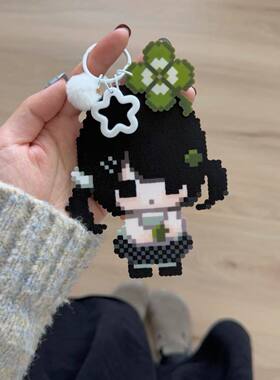 可爱像素风古早依旧小女孩四叶草挂件钥匙扣亚克力学生挂饰拼豆风