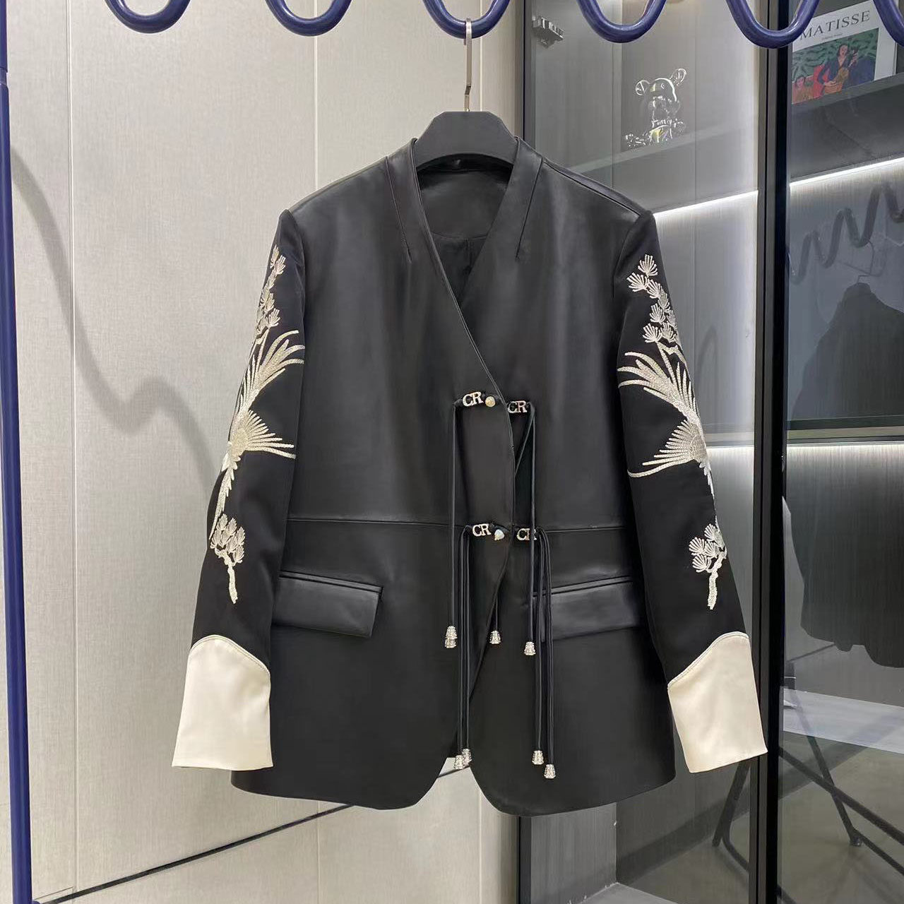 2024春季新款真皮皮衣女V领中国风盘扣国潮重工刺绣绵羊皮外套