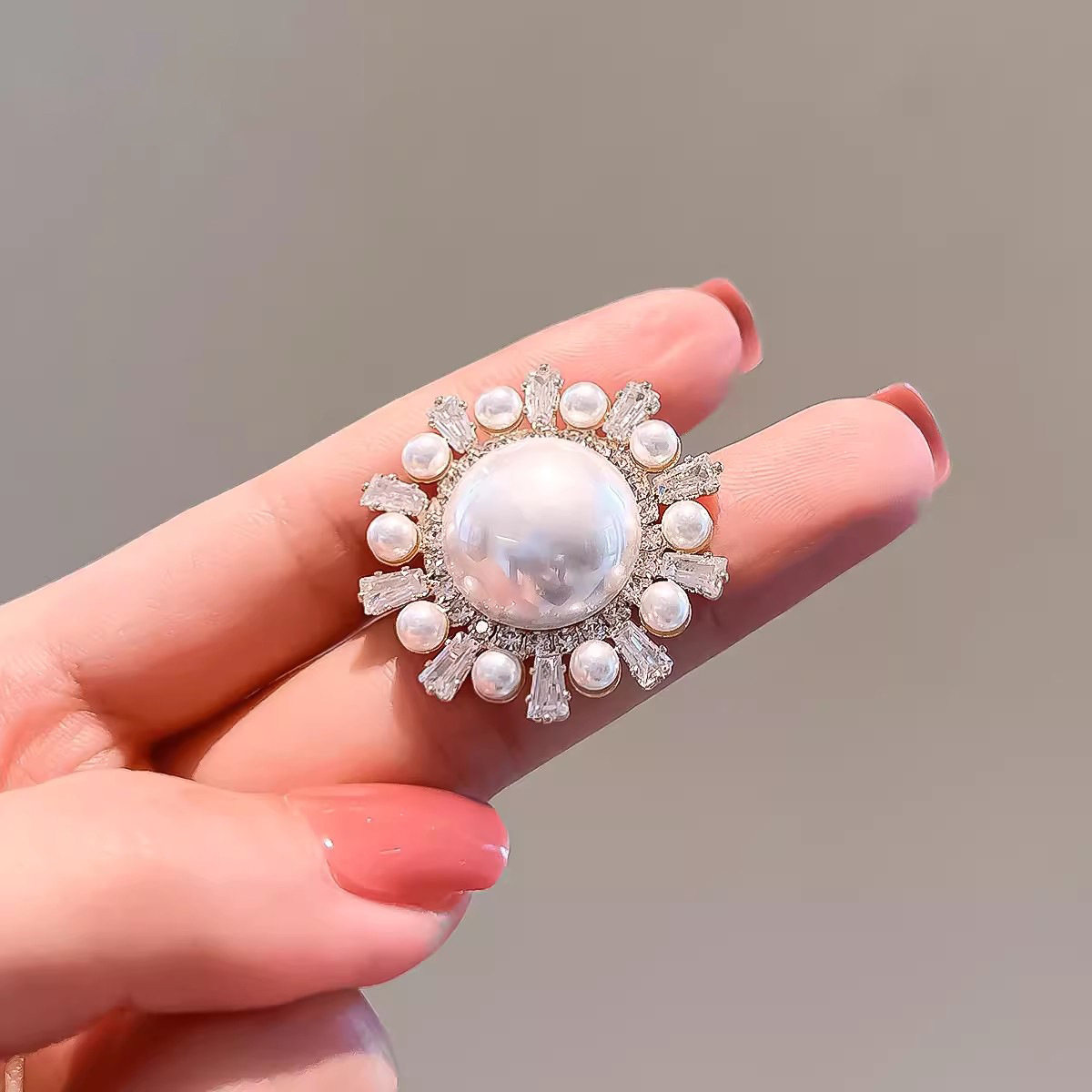 轻奢精致圆形开衫别针珍珠胸针女士高级感小众设计防走光配饰水钻,饰品/流行首饰/时尚饰品新,胸针,淘宝优惠券,粉丝福利购,淘宝优惠卷