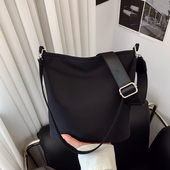 高级感包包女式 超火轻便牛津布腋下水桶包小众单肩斜挎包 2025新款