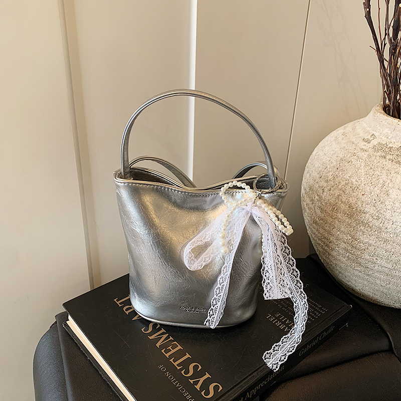 LAOYJA高级感复古小众斜挎水桶包