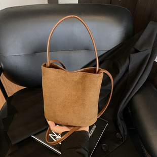 秋冬超火皮绒水桶小包洋气百搭单肩斜挎包 小众设计包包女2026新款