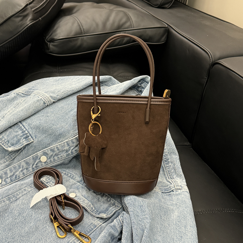 LAOYJA高级感秋冬磨砂反绒水桶包