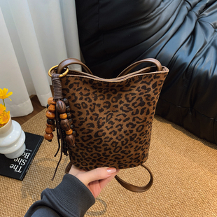 今年流行爆款包包女式2025新款超火小众豹纹水桶包百搭单肩斜挎包