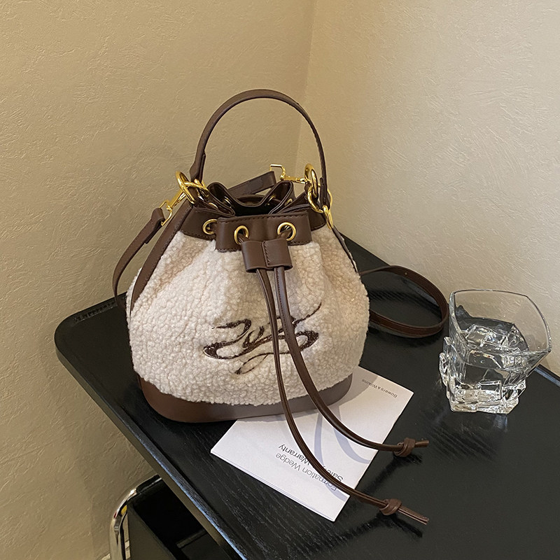 超火小包包女式2025新款秋冬小众羊羔毛毛绒水桶包百搭单肩斜挎包,箱包皮具/热销女包/男包,通用款女包,淘宝优惠券,粉丝福利购,淘宝优惠卷