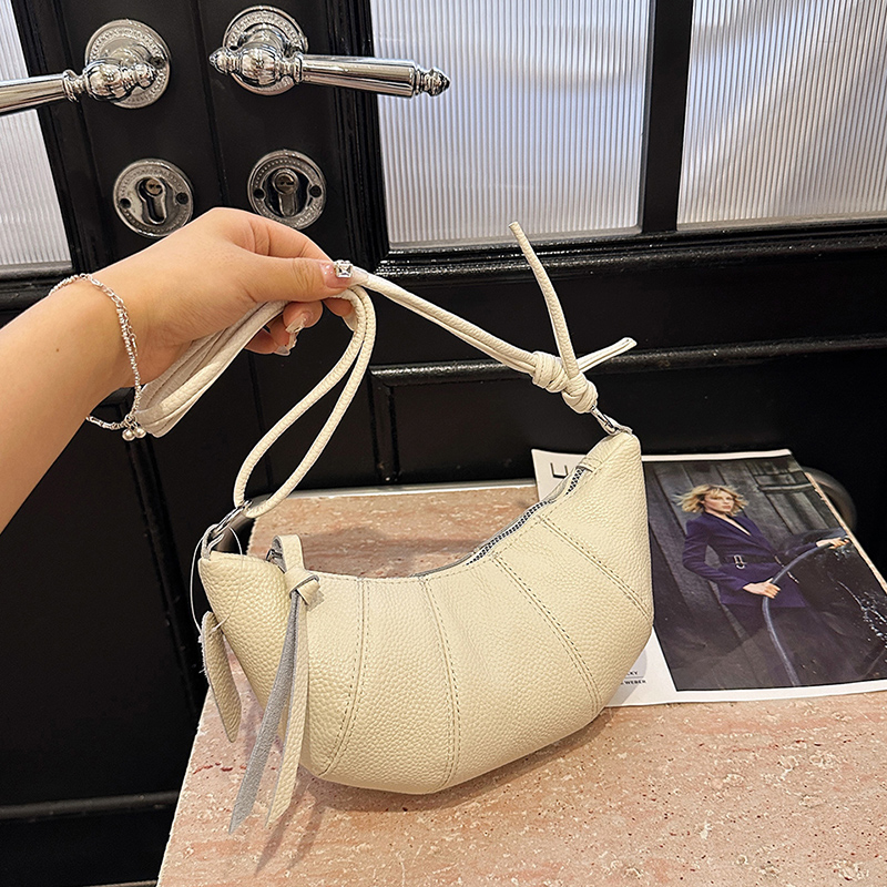 今年流行包包女士2025新款夏季休闲简约单肩斜挎包头层牛皮牛角包