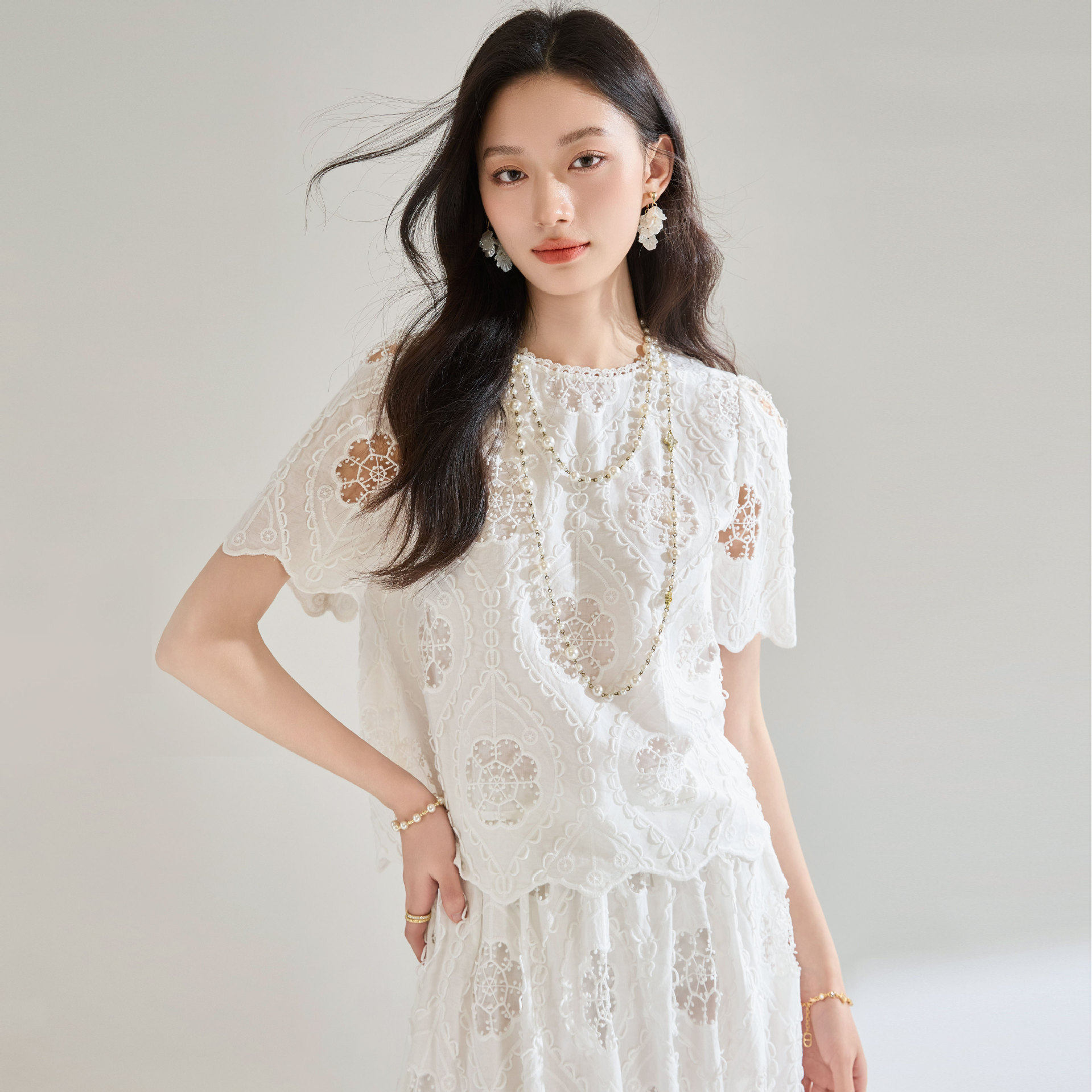 26夏季新款轻奢重工镂空刺绣短款蕾丝上衣时尚半身裙套装高级感